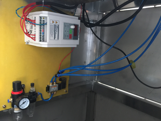 롭 캡핑 기계 내부.jpg