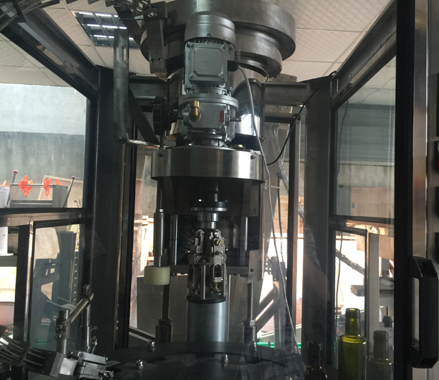 롭 캡핑 기계 내부.jpg