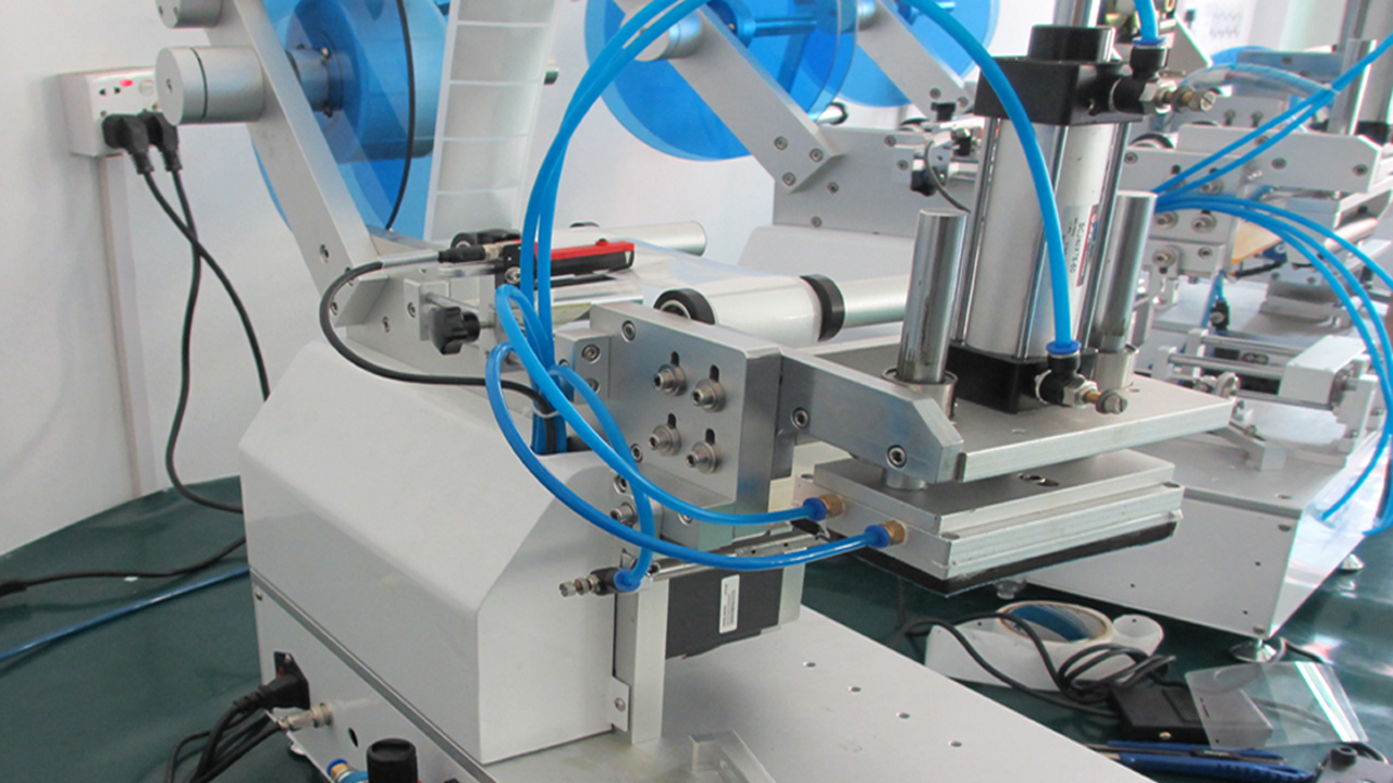 스파우트 백 플라스틱 백 라벨링 기계 반자동 평면 표면용