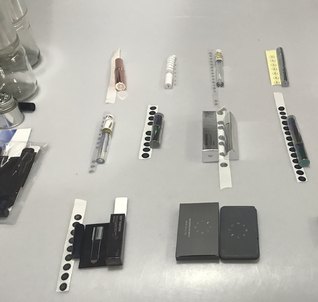 라벨과 립스틱 화장품.jpg