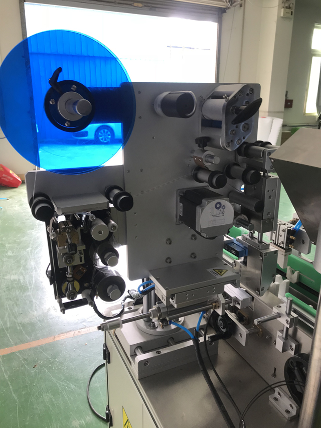 프린터가 있는 라벨링 기계.jpg