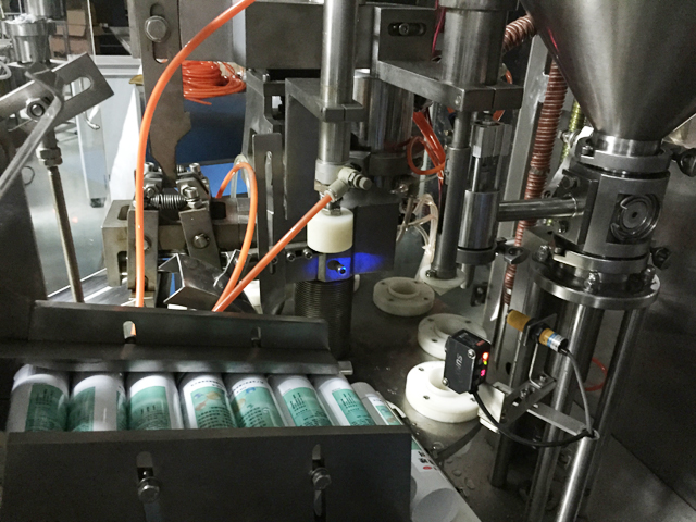 tubes holding feeding system 자동 튜브 공급 시스템 충전 밀봉.jpg