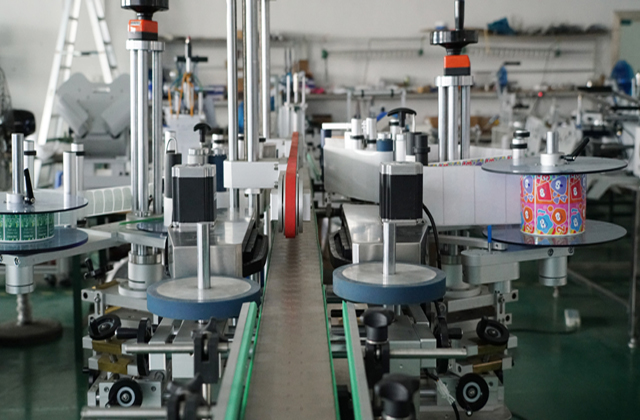 양면 라벨링 기계.jpg