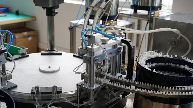 회전식 전자 액체를 플라스틱 병에 채움.jpg