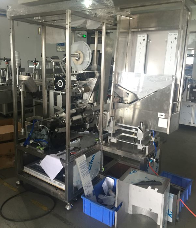 공장 튜브 라벨링 기계.jpg