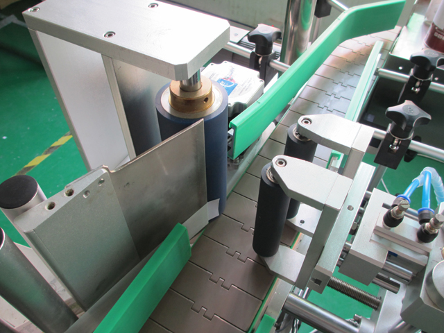 PLC controlling system bottle labeling machine 라벨링 장비 병 PLC2.jpg