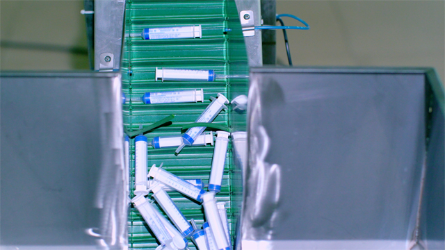 주사기를 들어 올리는 중.jpg