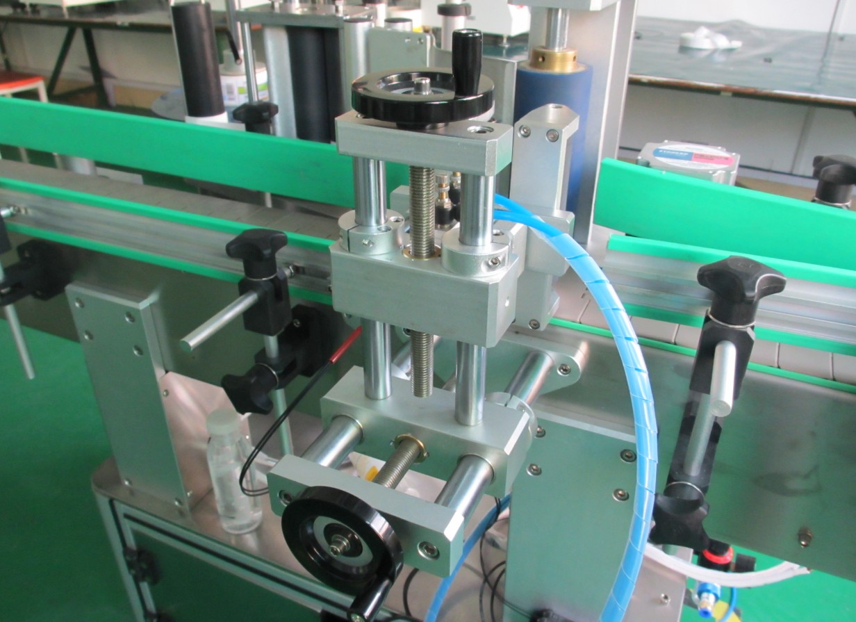 round bottles labeling machinery automatic 원형병 에테케터 라벨링 기계 (10).JPG