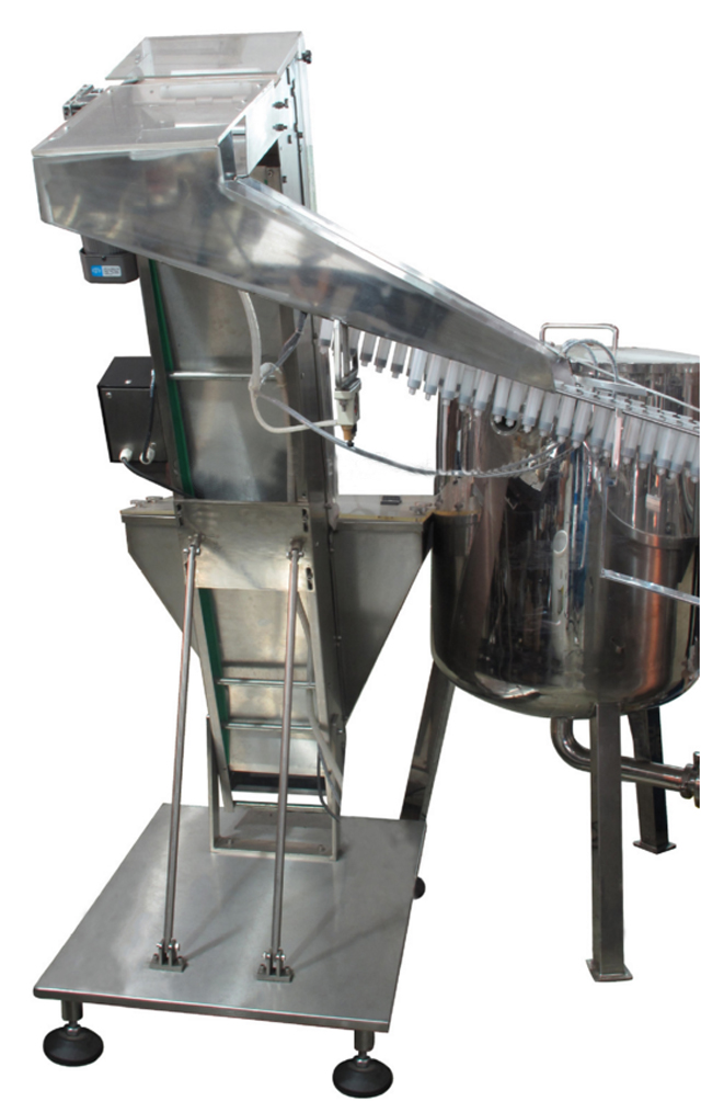 주사기를 들어 올리는 중.jpg