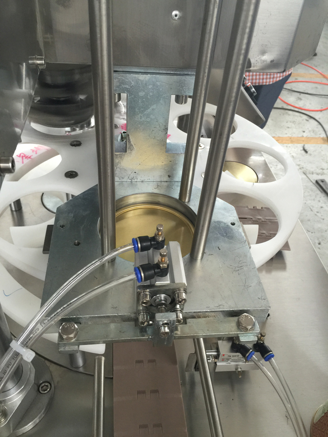 캔 밀봉 기계.jpg