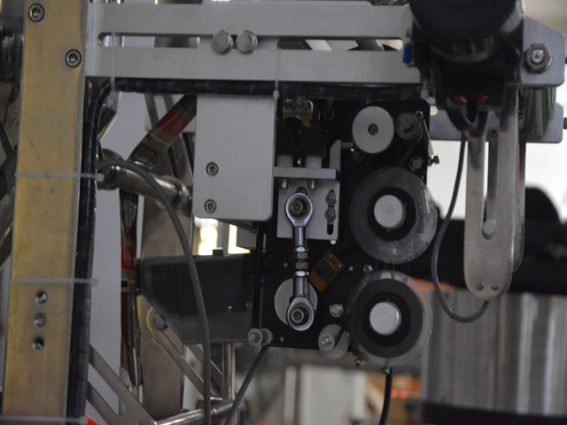 액체 충전물을 가방에 넣기 위한 날짜 코딩 부분.jpg