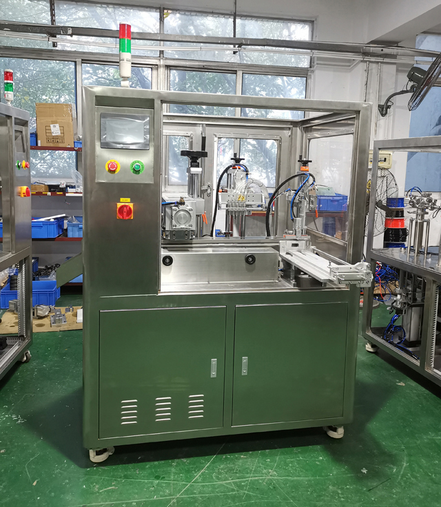 저장 탱크에 있는 기계.jpg