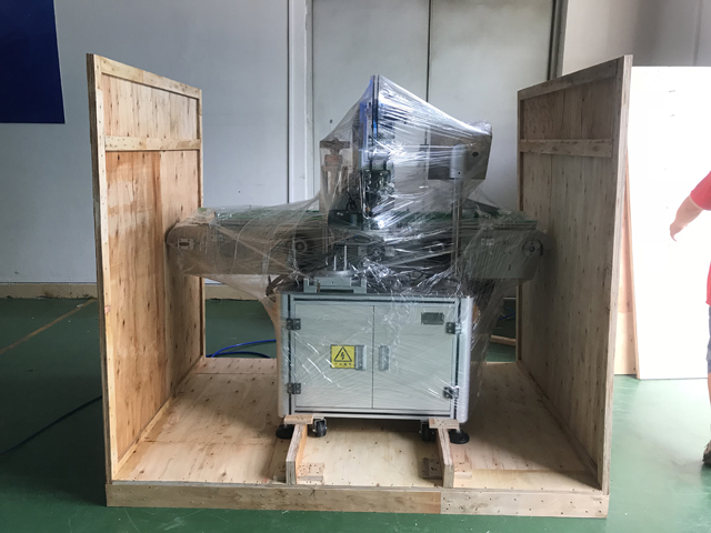 립스틱 라벨링 기계.jpg