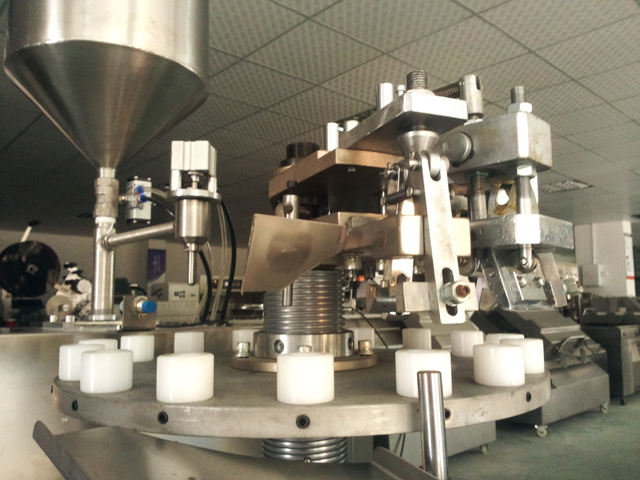 metal tubes filling folding machine 튜브 충전 밀봉 기계 재고 있음.jpg