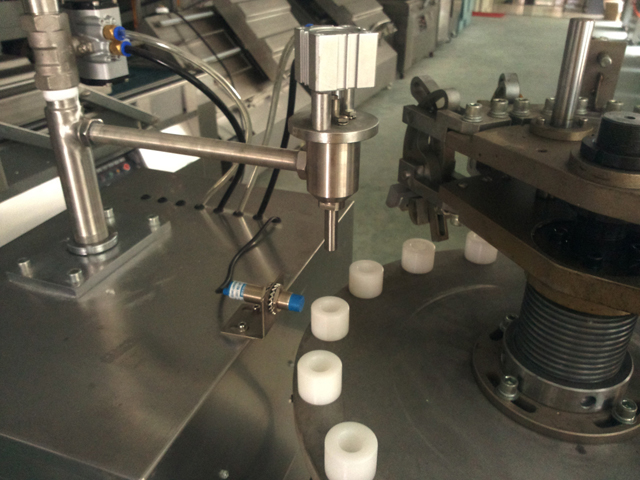 filling nozzles for aluminum tubes filling process 금속 튜브용 밀봉 충진.jpg