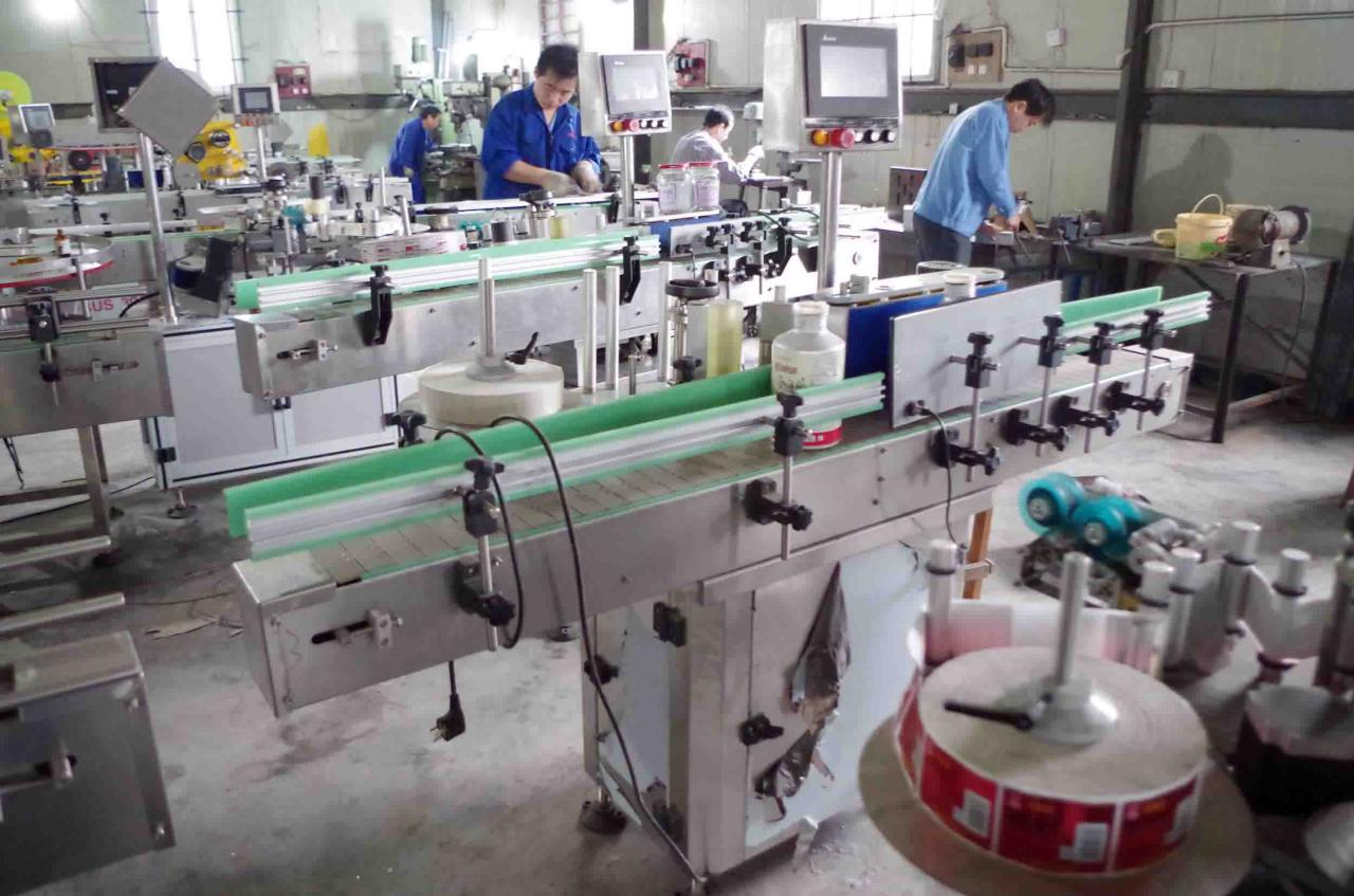 automatic labeling machine for bottles 제조용 병 라벨링 플랜트.jpg