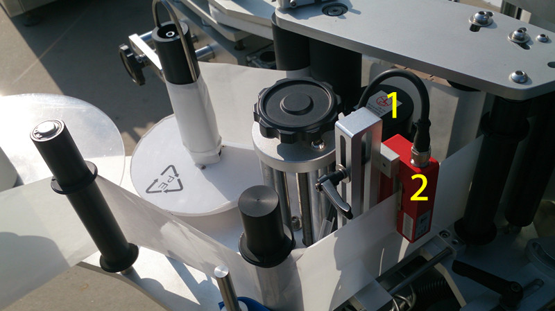 labeling machine for E liquid small bottles E액체 라벨링 사진 닫기.jpg