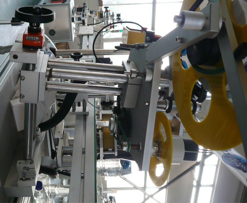 위 아래 양면 자체 접착 라벨 부착 기계