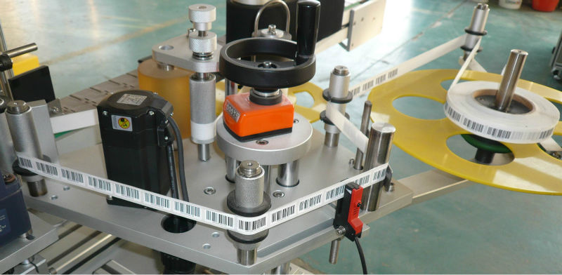 위 아래 양면 자체 접착 라벨 부착 기계