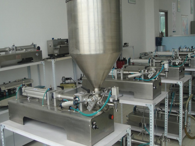 horizontal filling machine for both liquid and paste 크림&액상 충전기.jpg