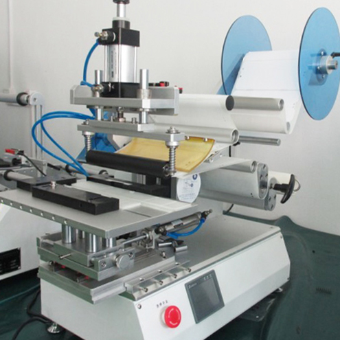 rolling labeling machine for plane surface objects 반자동 롤링 라벨링 기계.