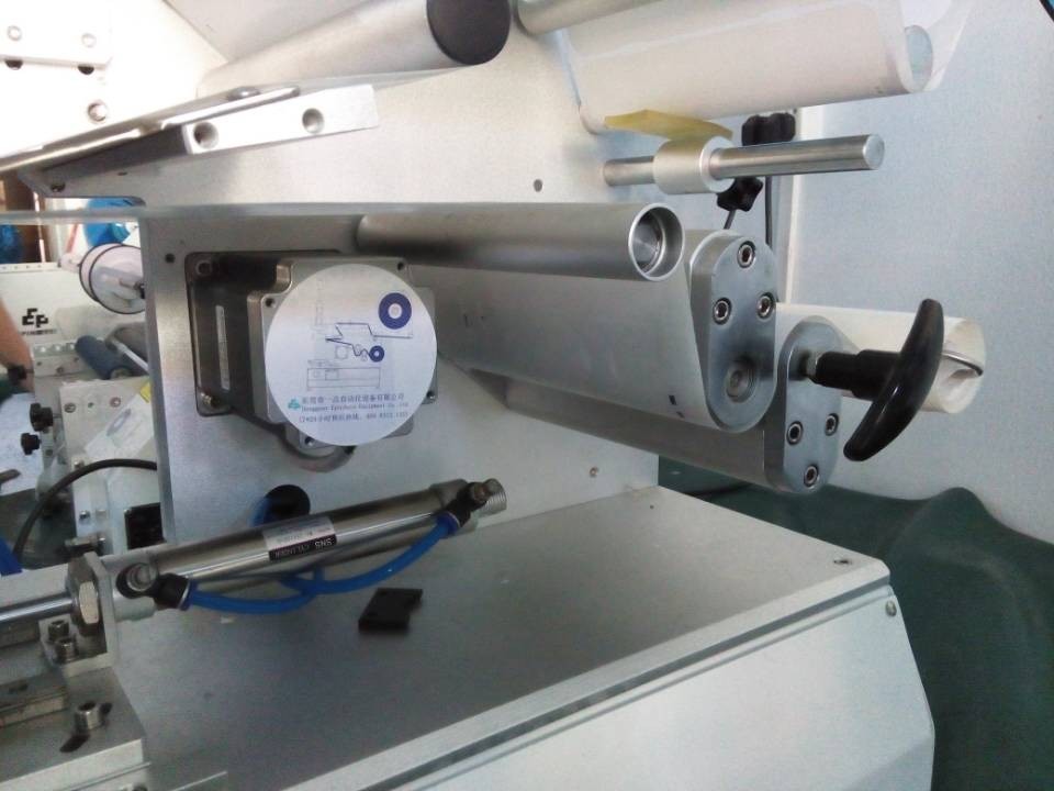close shot for labeling machines 반자동 롤링 라벨링 기계.