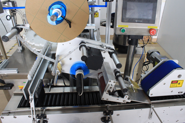 rolling bars from horizontal labeling machine 병을 굴리기 위한 동기 벨트.jpg