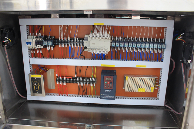 horizontal small bottles labeling machine picture 수평 라벨링 기계 실제 사진.jpg