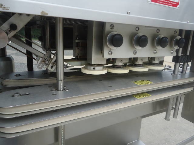 high speed linear screw capping machines 고속 스크류 캡퍼.jpg