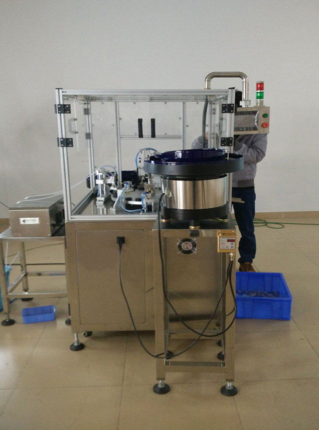 엔지니어가 테스트하는 기계.jpg