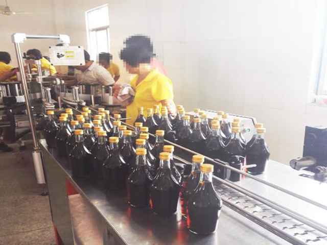 공장에서 가동되는 기계.jpg