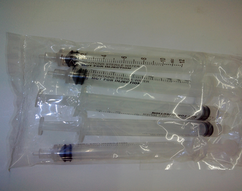 syringes 주사기 채우기 더 가까이.jpg