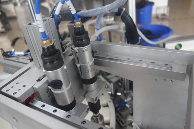 서보 모터 제어 캐퍼 2개