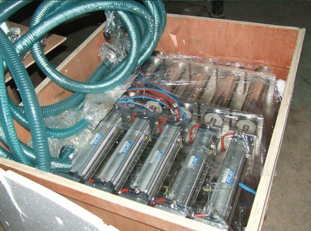 나무 케이스에 담긴 4개 헤드 충전기.jpg