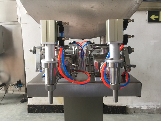 two filling nozzles pneumatic filler equipment 노즐 두 개.jpg