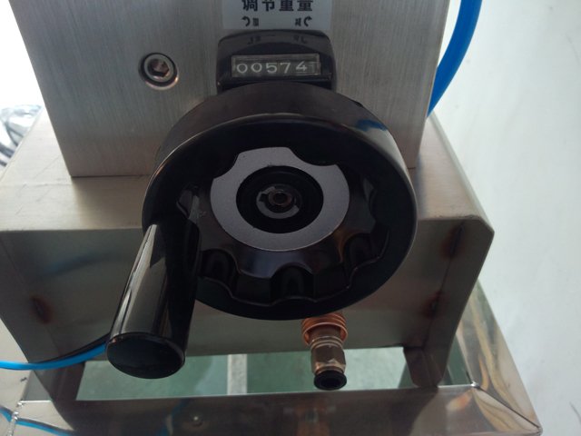 liquid filling machine semi automatic 샴푸 필러 장비.jpg