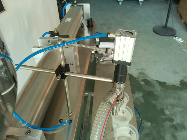 liquid filling machine for lotion shampoo cream 샴푸 필러 장비.jpg