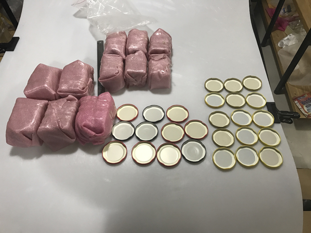 진공 캡핑용 캡과 병 항아리.jpg