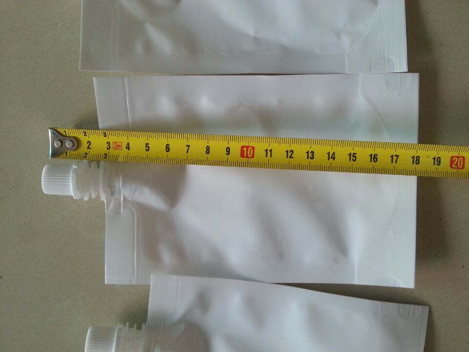 samples of spout bags sent from africa customers 호퍼로 채우는 단일 헤드 스파우트 백 .jpg