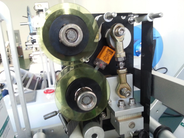 에란 반자동 튜브 라벨링 기계 주사기 wit