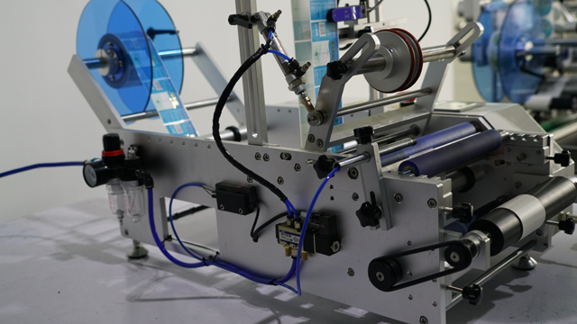 라벨링 기계의 측면 사진.jpg