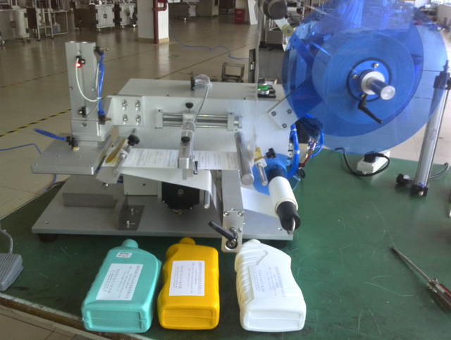 bottles labeling machine semi automatic 플랫 병 라벨러 장비.jpg