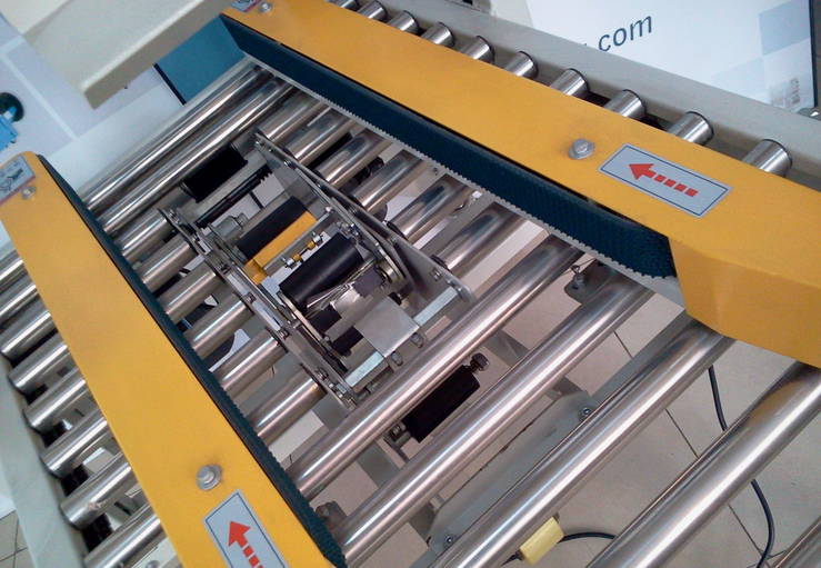 carton sealing stainless steel roll 카톤 밀봉기 반자동용 클로즈업 샷.jpg