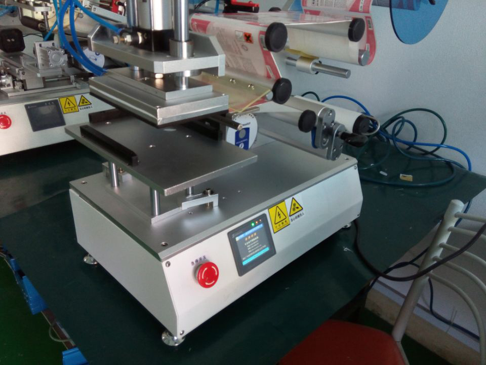 semi automatic labeling machinery 가방용 라벨링 기계 .jpg