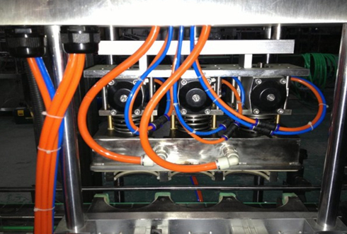 vacuum capper linear 진공 캡핑 헤드 부분 클로즈업 샷.jpg