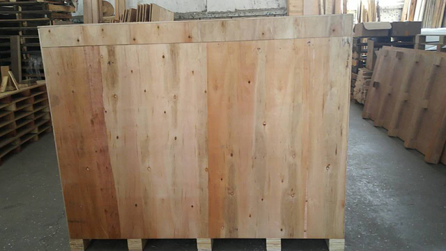 나무상자에 담긴 판지 봉인기.jpg