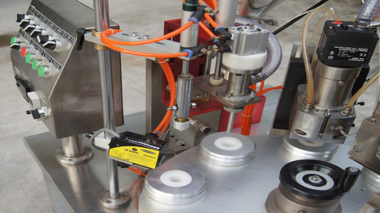 filling sealing machine with various kinds of tubes 튜브 충전 밀봉.jpg