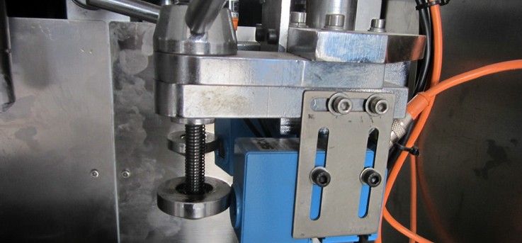 close shot on the tubes filling sealing equipment 사진 닫기 튜브 필러 실러 장비.jpg
