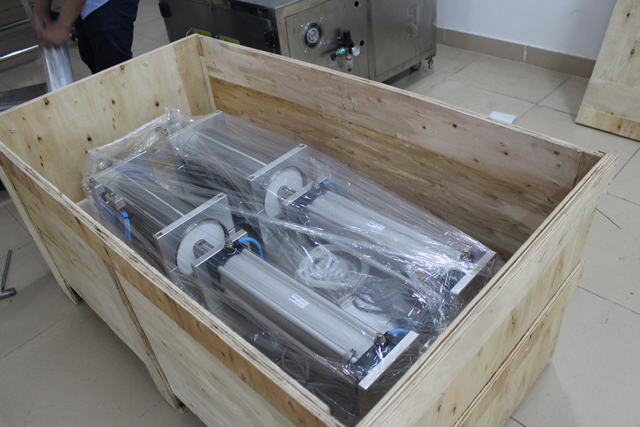 나무상자 안의 기계.jpg