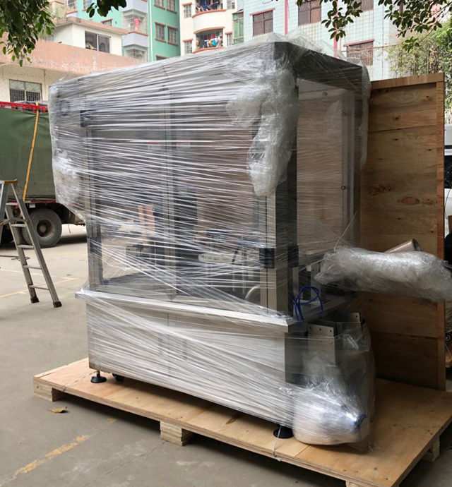 나무 케이스에 담긴 크림병 캡핑 머신